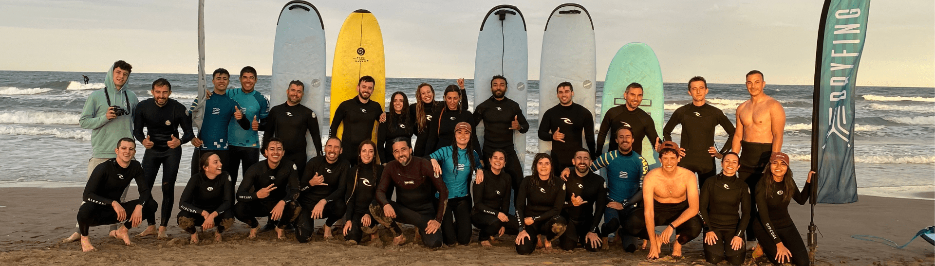 Surfistas Playa Grupo