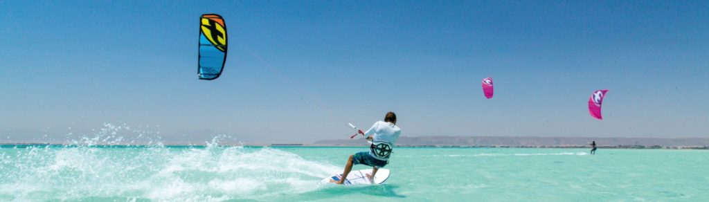 hombre realizando kitesurf