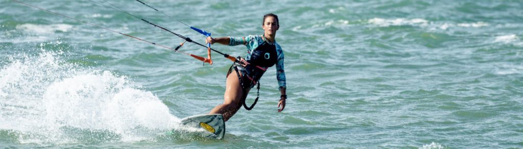 mujer realizando kitesurf